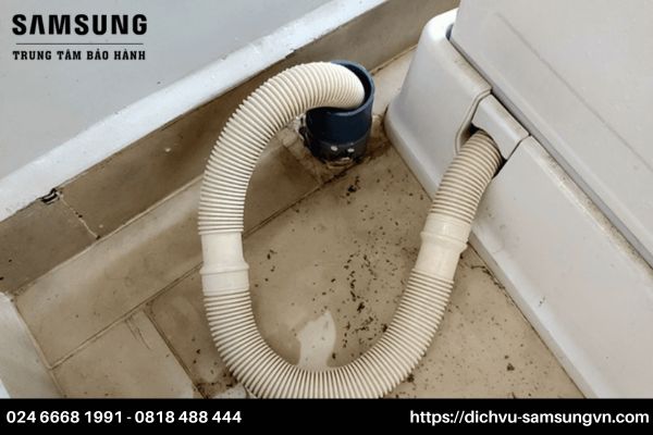 sua may giat samsung loi 4e 2 Ống dẫn nước bị cong hoặc gấp khúc cũng là nguyên nhân gây nên lỗi 4E ở máy giặt Samsung