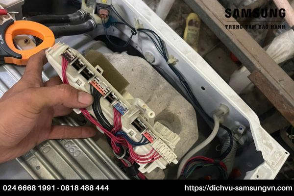 sua may giat samsung loi 4e 3 Sửa bo mạch điều khiển để khắc phục tình trạng máy giặt Samsung bị lỗi 4E