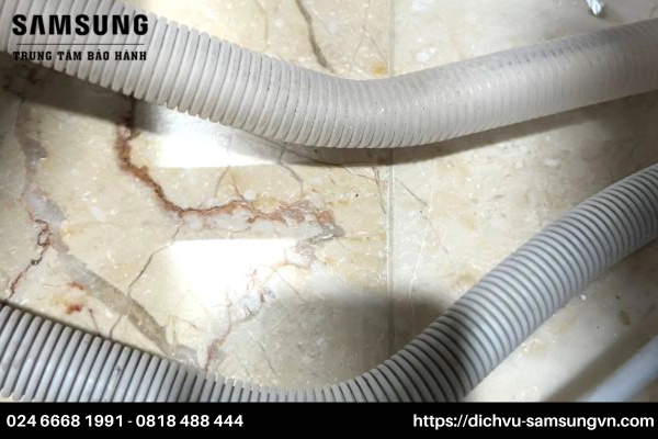 Sửa máy giặt samsung lỗi 5C bằng cách kiểm tra ống thoát nước thải