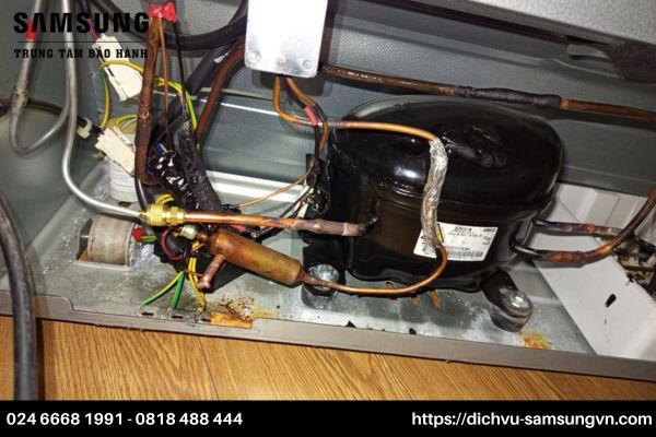 tu lanh samsung ro ri nuoc 2 Dây nguồn tủ lạnh bị đứt khiến tủ lạnh Samsung rò rỉ nước